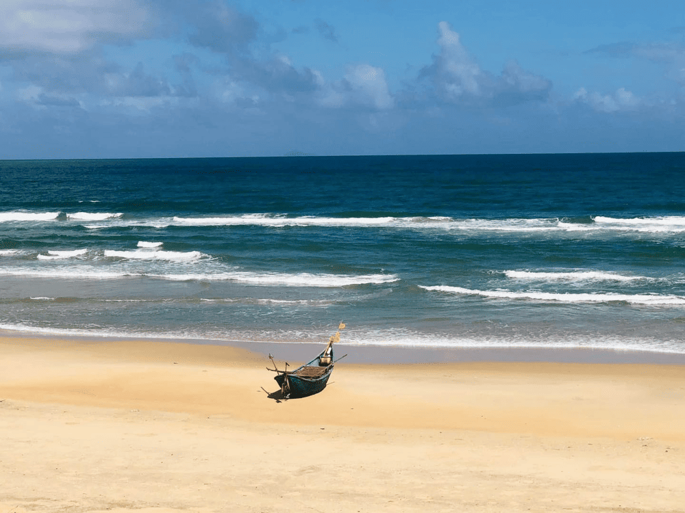 Bãi Tam Thanh gây ấn tượng với vẻ dịu êm và không khí trong lành (Nguồn: Tam Thanh Beach House)